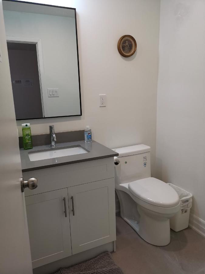 Private Rooms In House In North York Shared Kitchen トロント エクステリア 写真